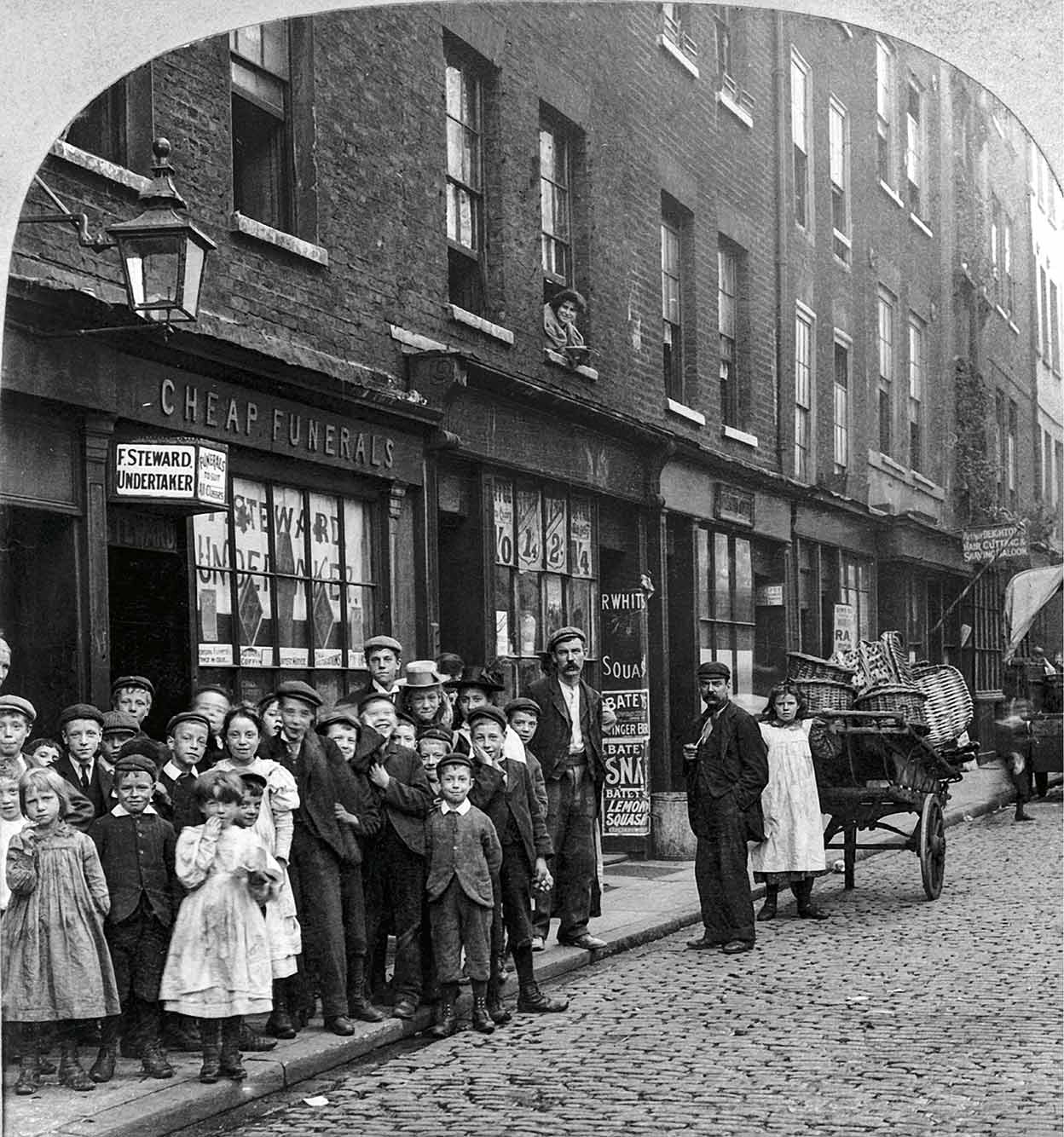 En sus novelas, Dickens denunció los abusos a los niños en fábricas e instituciones. En la foto, orfanato londinense de finales del XIX.