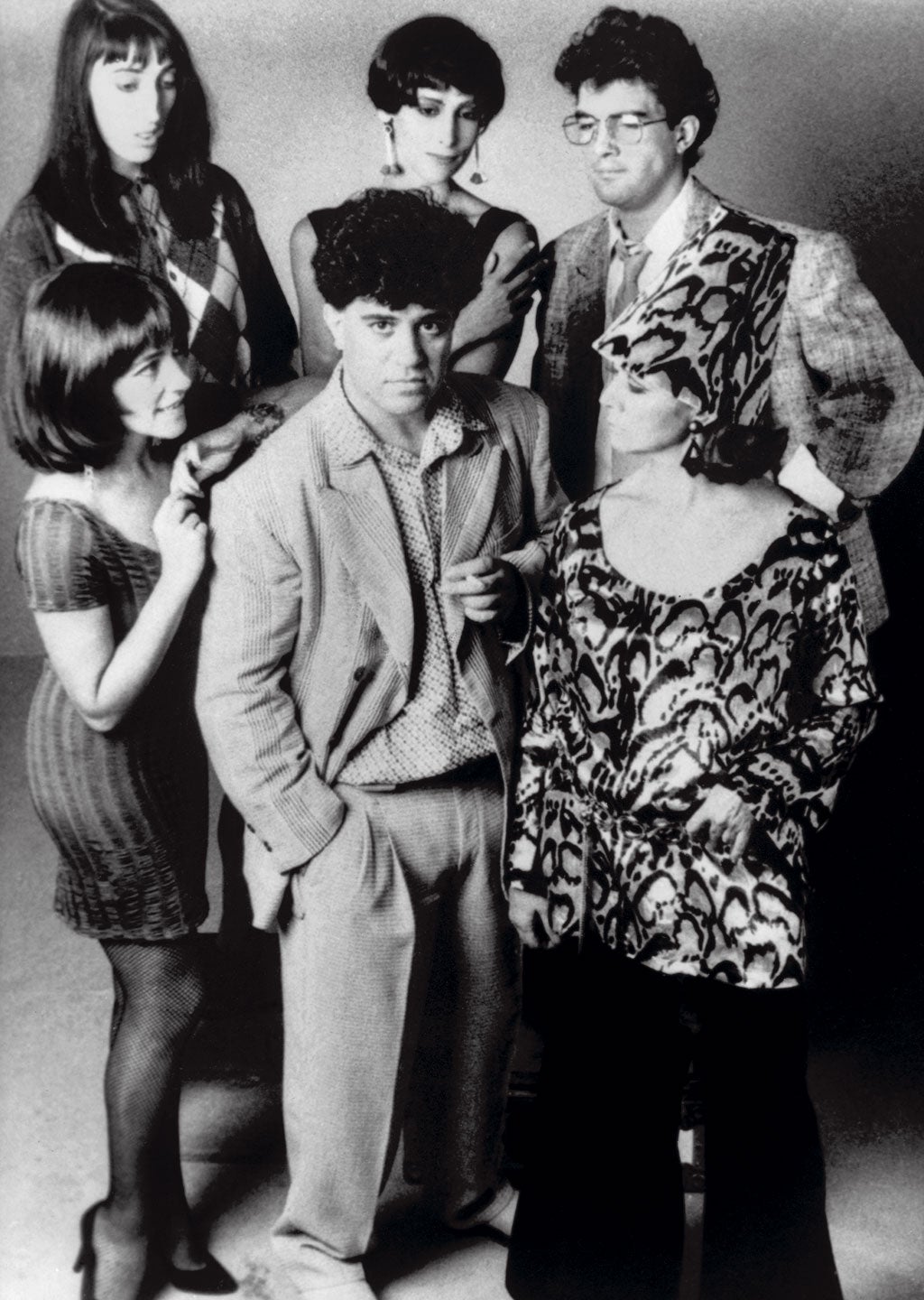 Julieta Serrano (con sombrero) en 'Mujeres al borde de un ataque de nervios', de Pedro Almodóvar, estrenada en 1988.