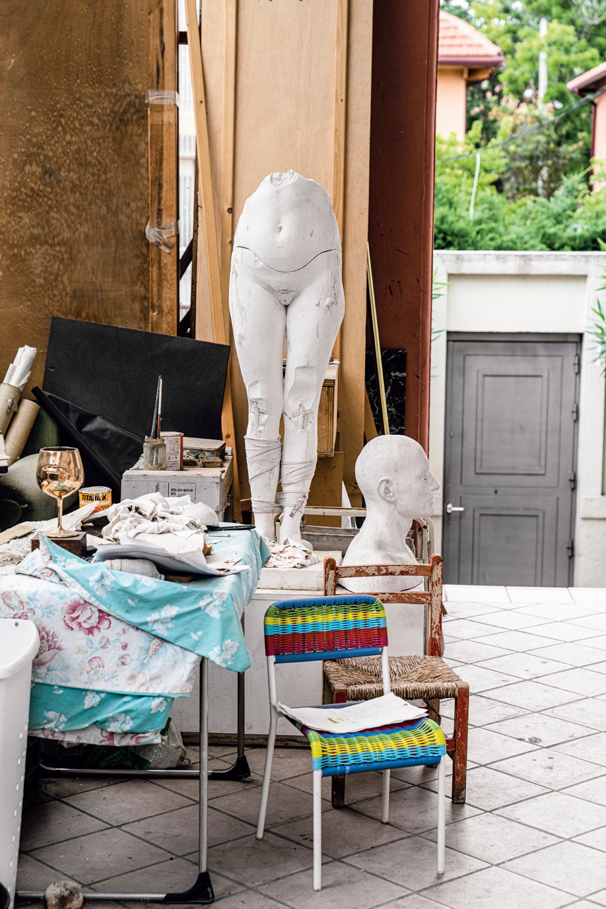 Detalle del estudio de Antonio López en Madrid, donde más horas pasa. Dice que él se considera «un retratista de la vida. Me gusta mucho retratar a las personas, pero no vivo del encargo de retratos».