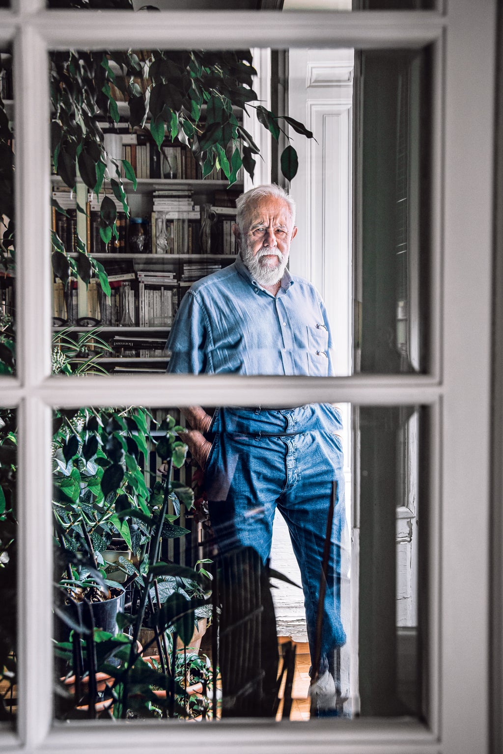 Súarez, director de Ditirambo, Remando al viento, El detective y la muerte y Oviedo Express, entre otras muchas películas, posa en su casa. En su palmarés, ocho premios Goya, el Premio Nacional de Cinematografía y la Medalla de Oro de Bellas Artes. Además, es Caballero de las Artes y las Letras de Francia y de la Orden de Alfonso X el Sabio.