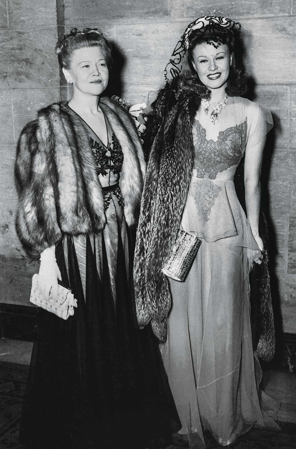 La madre de Ginger, Lela, fue su representante y su mejor amiga. En Hollywood, era casi tan conocida como su hija, quien, por cierto, no era rubia natural, como se ve en la imagen. De hecho, en los primeros años de su carrera, la prensa bromeaba con que el color de su pelo cambiaba tanto como el clima de California.