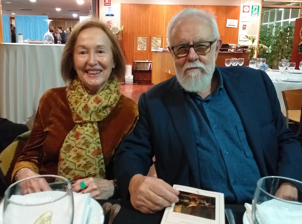 Suárez, junto con Hélène, su esposa. Tienen cuatro hijos y cinco nietos. Cortesía de 'El periódico de Villena'.