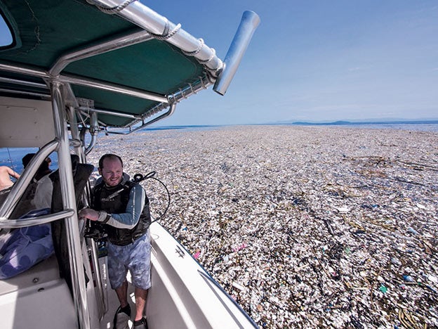 En la Gran Mancha de Basura del Pacífico –cuya extensión ya es siete veces la de España– y otras islas tóxicas, los plastiglomerados se ven solo donde los desechos se acumulan. En su mayor parte no son visibles al ojo humano, pues se componen de microplásticos de unos pocos milímetros.