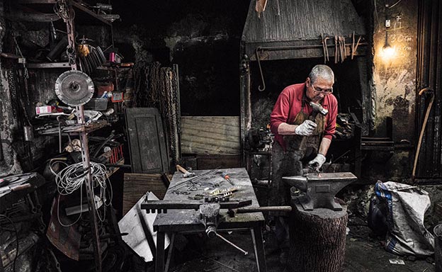 Eduardo es el último herrero del valle de Laciana. Su familia asumió el oficio cuatro generaciones atrás, pero sabe que la tradición –estas son sus palabras– «terminará conmigo». Sin carbón, ya lo sabe, no hay futuro para un herrero en el valle.