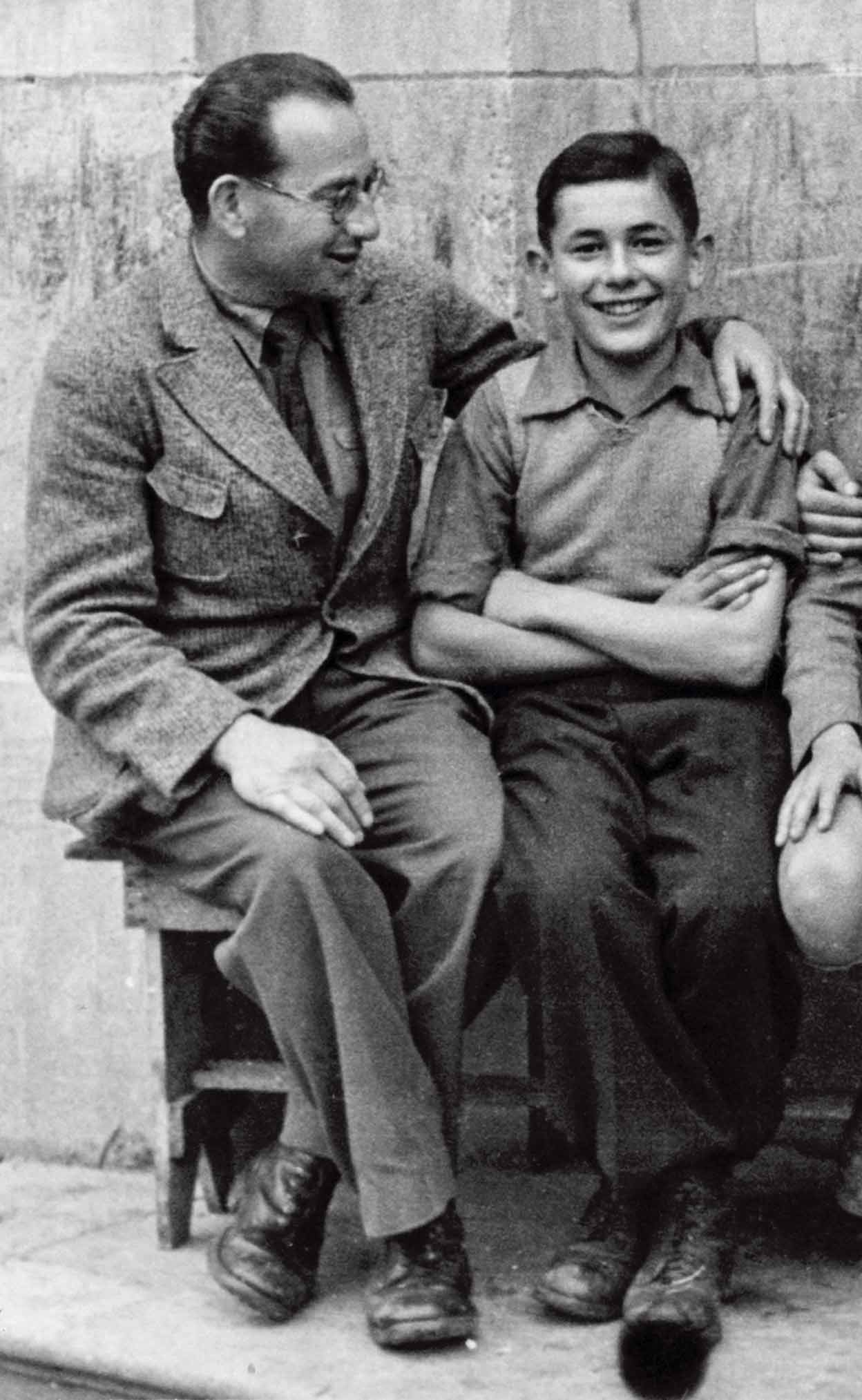 En Francia, Manfred -un superviviente de Auschwitz que había perdido a toda su familia- se ocupó de Robert, le leía ‘Tintín’, lo llevaba al cine, lo cuidaba…