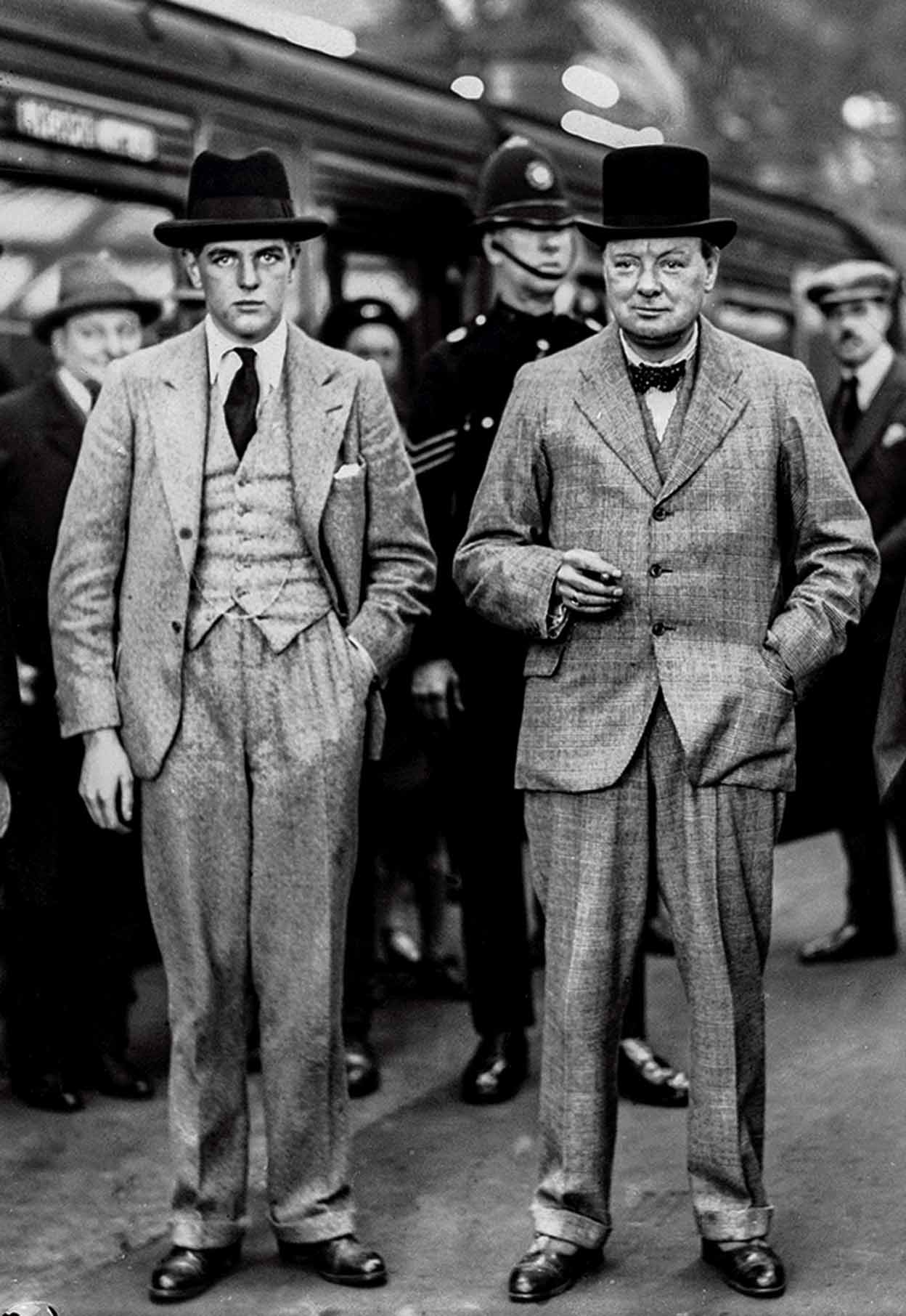 Churchill llevaba a su hijo Randolph (aquí con 18 años) a sus actos y cenas para que se fuera formando.