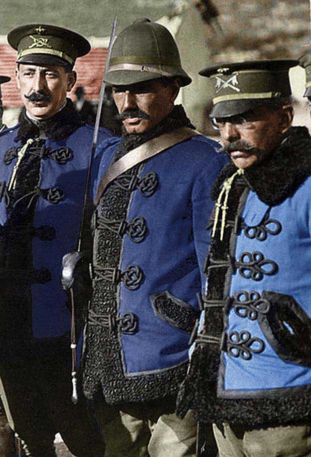 En las campañas de Marruecos apareció un grupo militar, los africanistas, que se nutrieron de oficiales que aspiraban a permanecer en la colonia. Su apuesta por los méritos de guerra y por la expansión imperial era manifiesta. La derrota de Annual llevó al africanismo a posiciones maximalistas: la victoria había de ser manu militari y no se había de escatimar recursos ni violencia. Los muertos debían ser vengados.