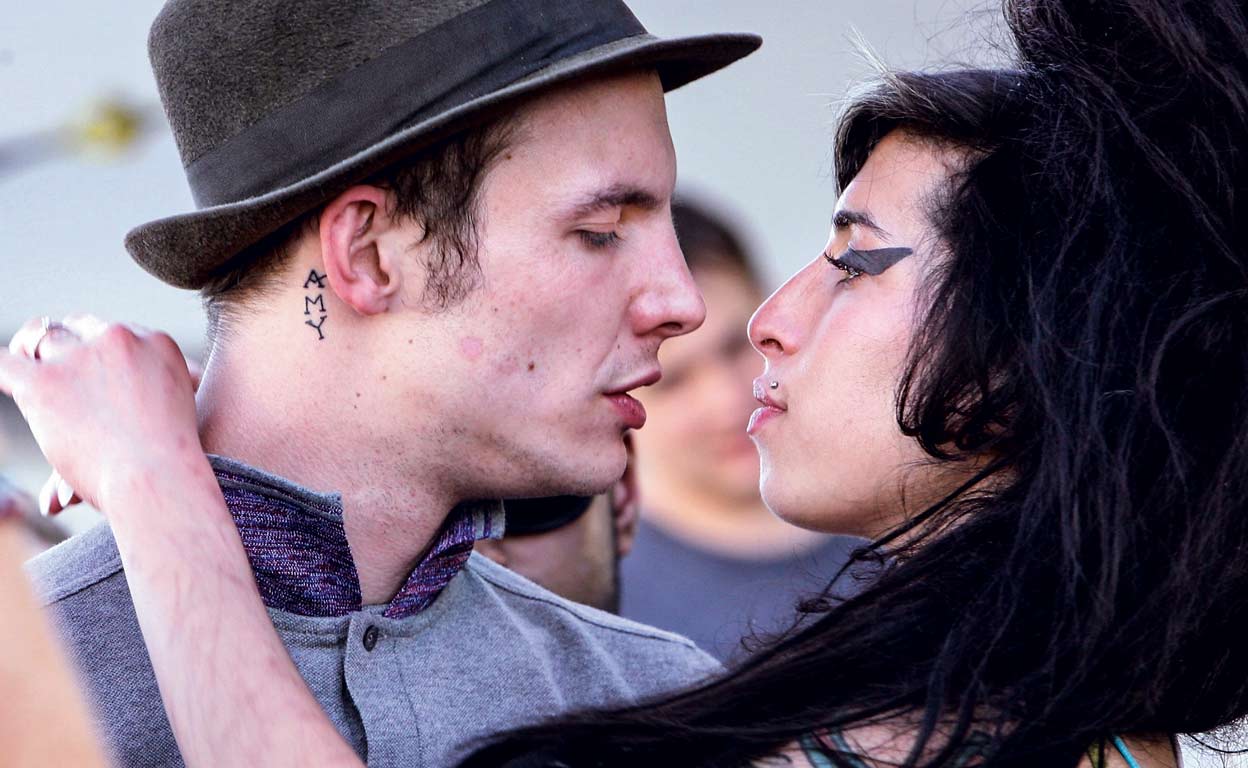 Amy se casó en 2007 con Blake Fielder-Civil, a quien había conocido en 2000 y que inspiró gran parte de las canciones de Back to Black. Fue Blake, según él mismo contó, el que introdujo a Amy en el mundo de las drogas. Se separaron en 2009.