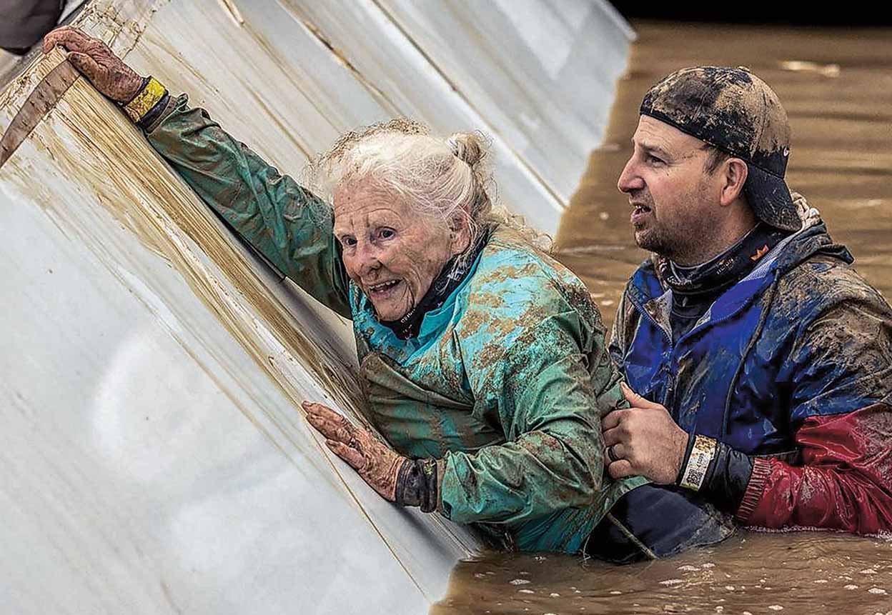 Mildred Wilson, a sus 82 años, es ayudada por su hijo, Danny, de 47, en la Tough Mudder Race del pasado mayo.