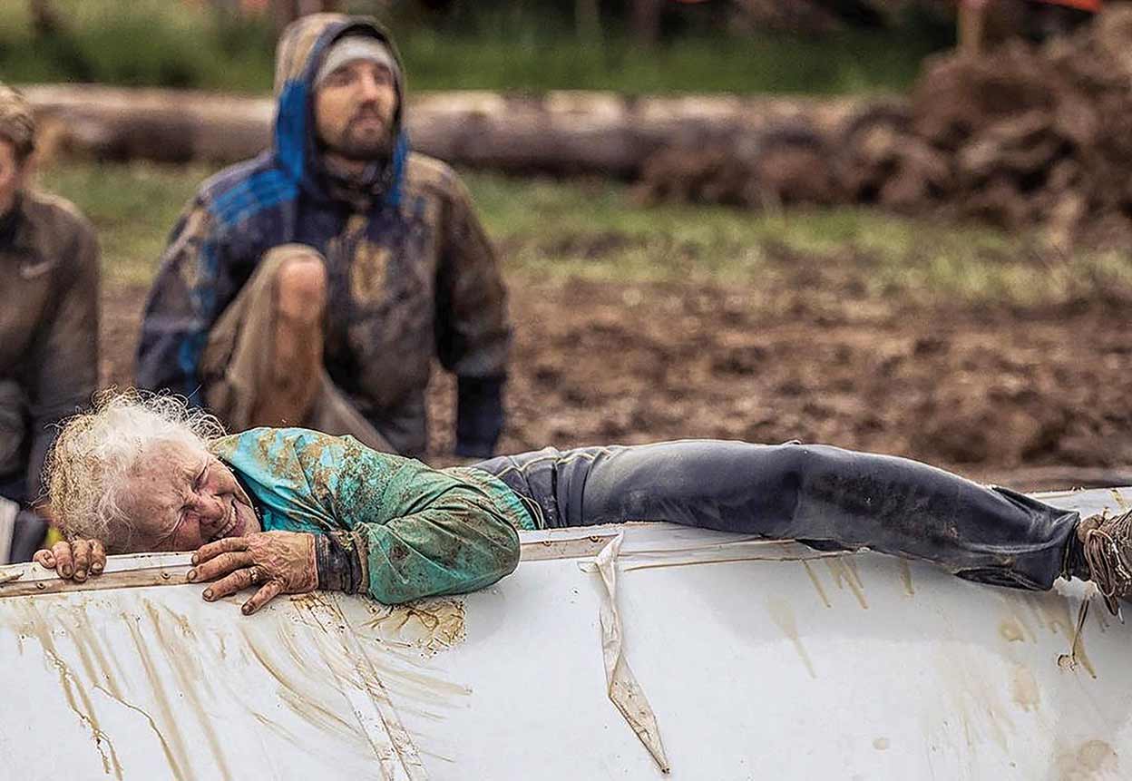 A nada teme esta octogenaria, aunque reconoce que trepar el muro alto del Tough Mudder es todo un reto.