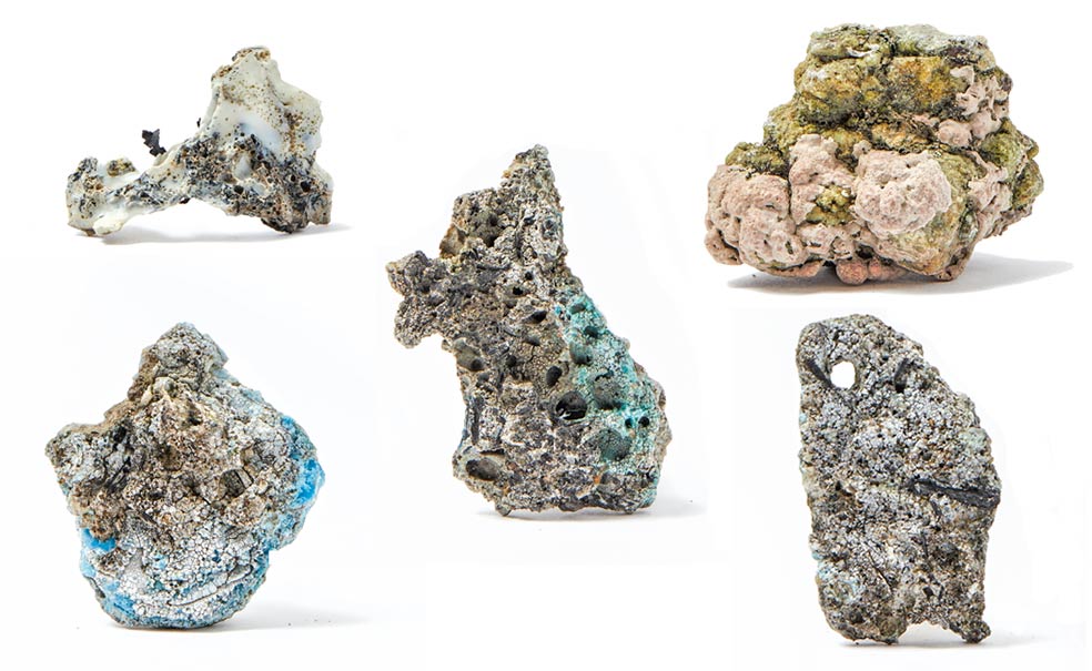 Los plastiglomerados tienen la apariencia de rocas, pero son amalgamas de residuos, minerales, conchas de moluscos, hilos de pesca, fragmentos de coral… El plástico de la basura oceánica, derretido por el sol, una fogata o un incendio, actúa de pegamento y los convierte en un nuevo material.