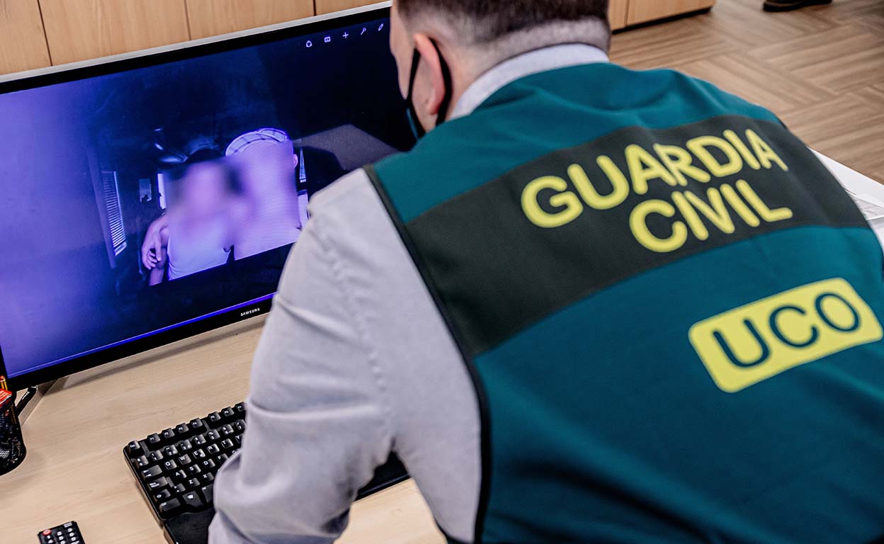 «El 99 por ciento de los casos no se denuncia –apuntan desde la Unidad Central Operativa (UCO) de la Guardia Civil–. La mayoría de los niños, y por lo tanto sus padres, no son conscientes de ser víctimas de un delito».