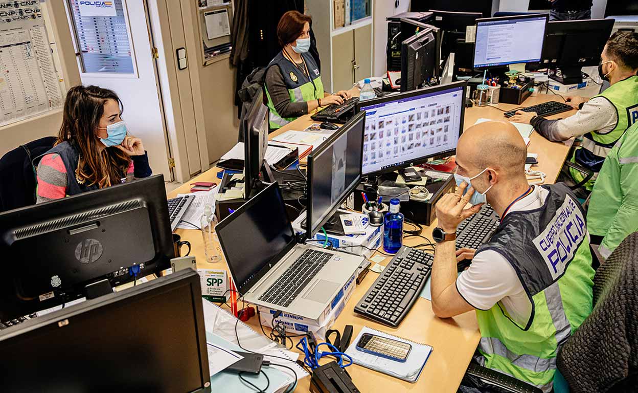 La Policía Nacional detuvo hace unos días en Sant Pere de Ribes (Barcelona) a un monitor de fútbol acusado de agredir sexualmente a niños de entre 3 y 10 años, todos ellos de su entorno, y subir los vídeos a Internet. Todo comenzó con un aviso de la policía australiana, que detectó el material y alertó a la Interpol.