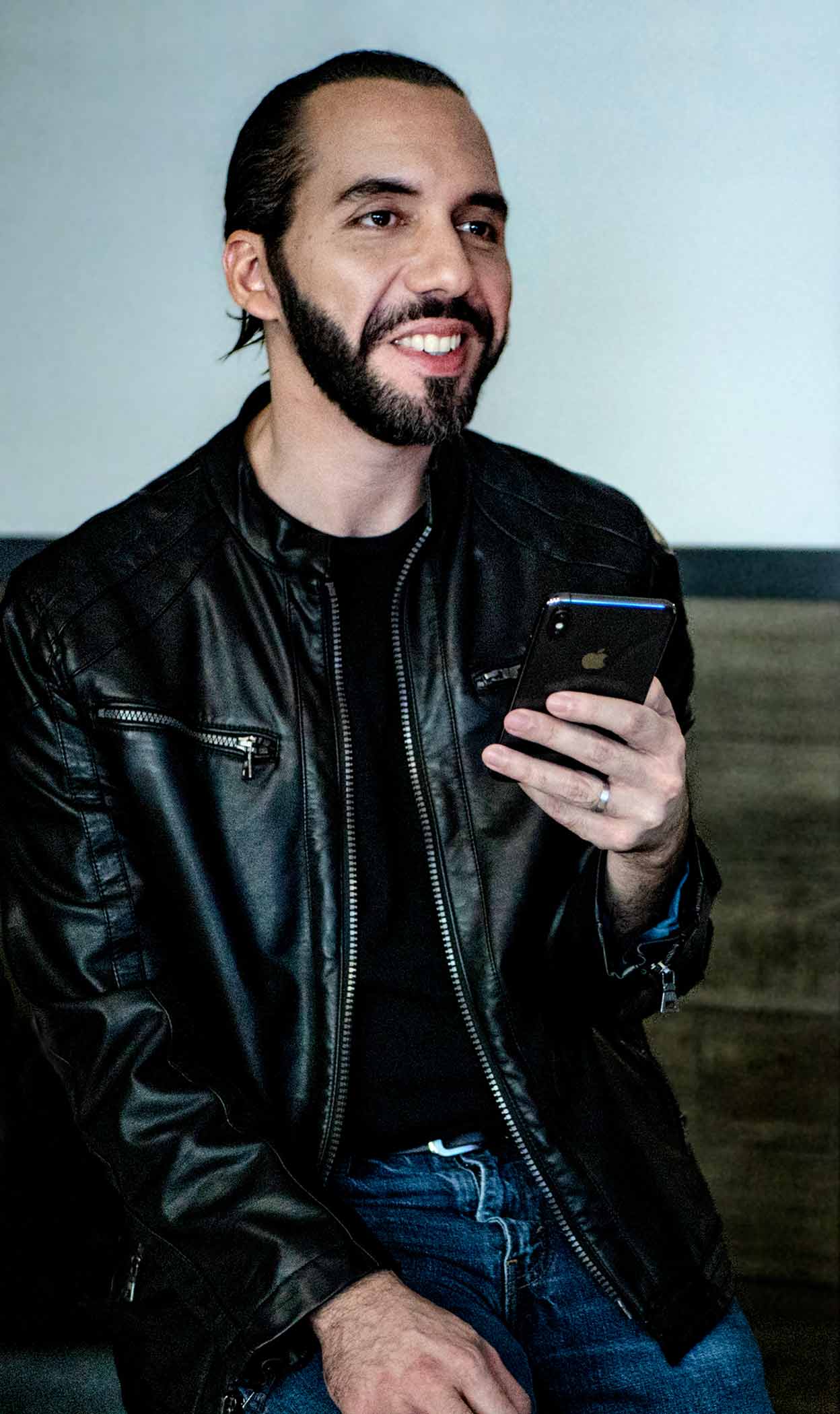 El presidente de El Salvador, Nayib Bukele, que llegó al poder en 2019 y que ha sido definido como "el primer autócrata de la generación millennial".