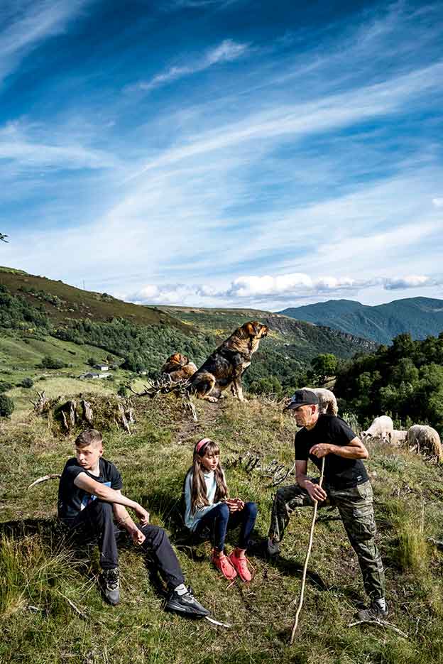 Luis María Fernández y sus hijos en la braña de Caboalles de Abajo (León).