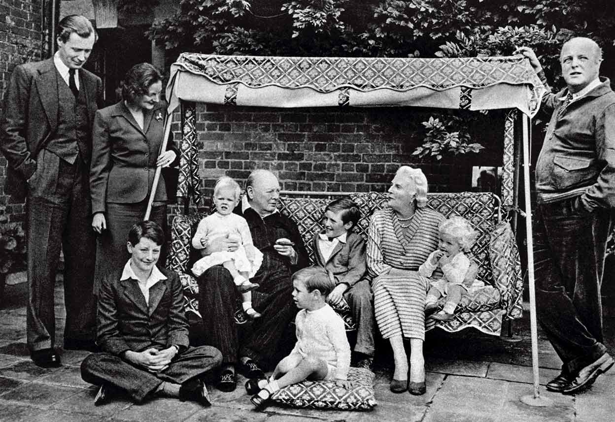 Winston y Clementine con sus hijos Randolph y Diana (a la derecha), el marido de esta (a la izquierda) y varios de sus nietos en 1951, en plena campaña electoral.