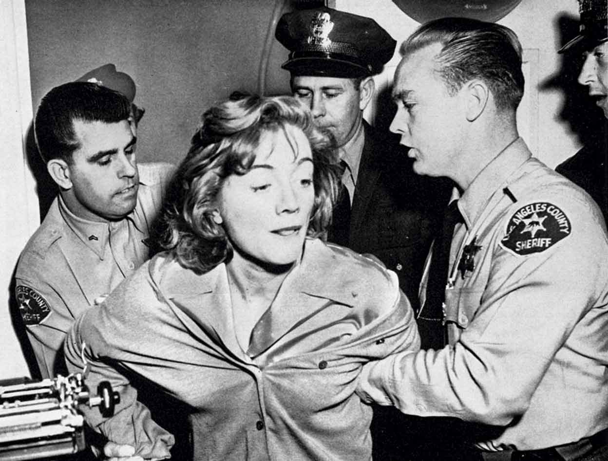 Sarah Churchill, que fue actriz y tuvo un programa de televisión, fue arrestada varias veces por escándalo público, por causas derivadas de su alcoholismo. Aquí, en Los Ángeles en 1958.