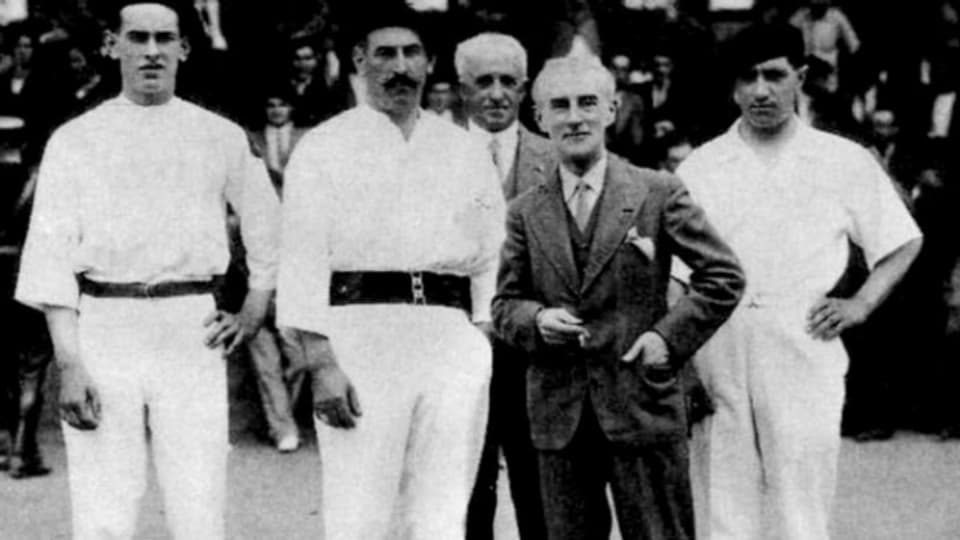 Ravel nació el 7 de marzo de 1875, en Ciboure, en el País Vasco francés. Su padre, Joseph Ravel, era de ascendencia suiza; su madre, Marie Delouart-Ravel, de origen vasco. Se marcharon pronto a París y Ravel no regresó al País Vasco hasta los 25 años; iba a San Juan de Luz de vacaciones o a trabajar. Su biógrafo Arbie Orenstein cuenta no obstante que uno de sus primeros recuerdos eran las canciones folclóricas vascas que su madre le cantaba y que habrían tenido una gran influencia en su producción musical.