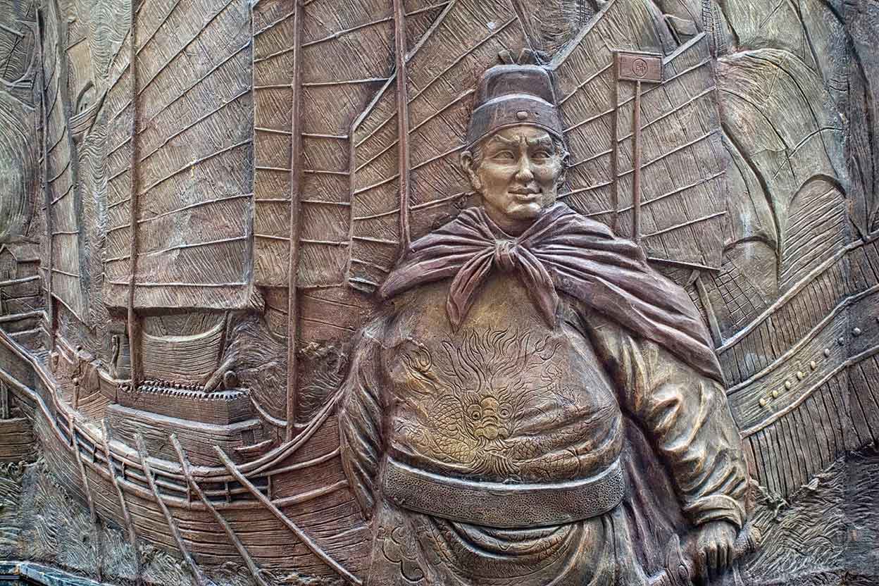 Una flota de 300 barcos, algunos del tamaño de un campo de fútbol, arribaban en el siglo XV a las costas de Asia y África como muestra del poderío de China. Al frente estaba el almirante Zheng He. Es fácil imaginar la impresión de quienes los veían llegar. Iban en son de paz..., pero nadie osaba declararles la guerra.