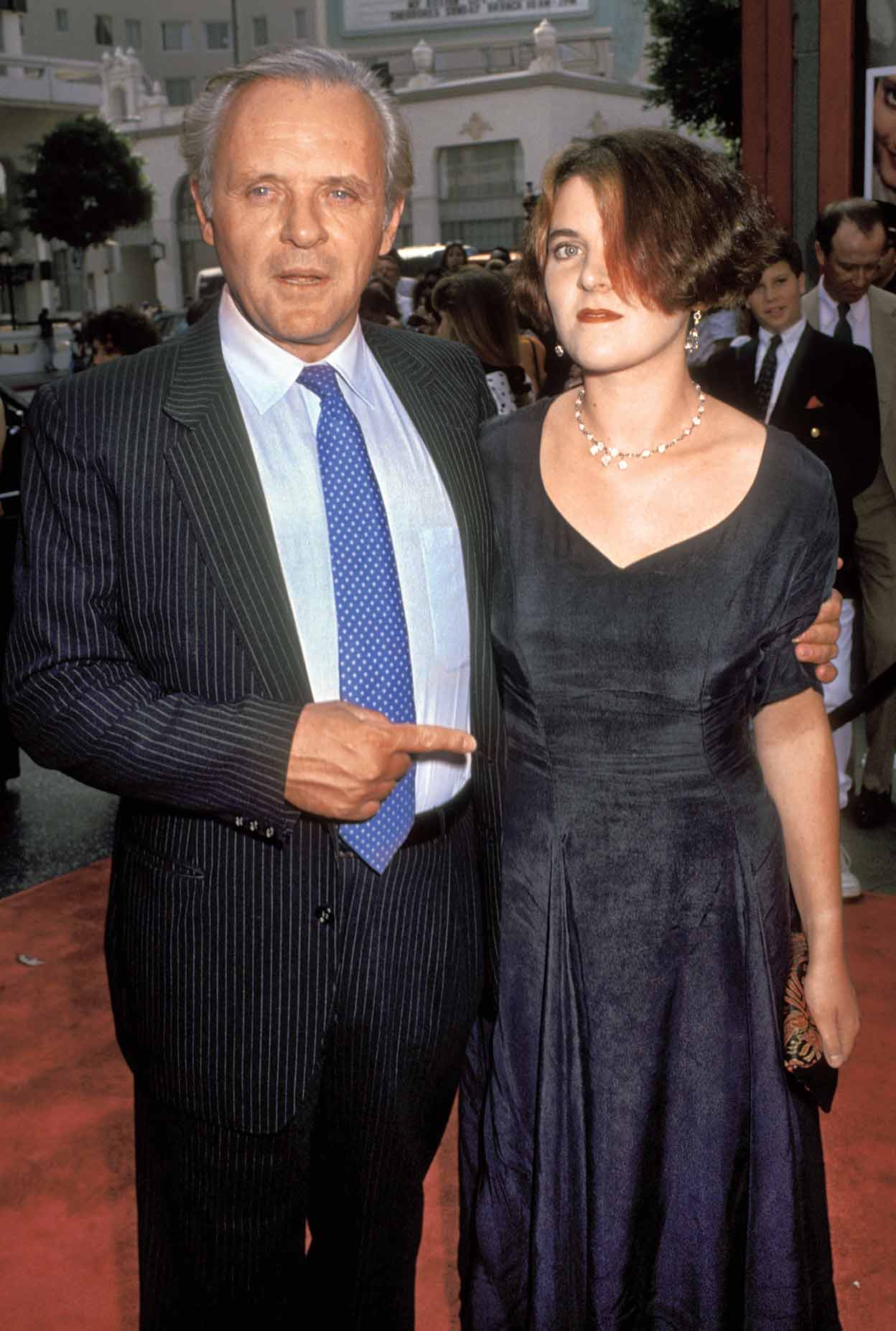 Hopkins tiene una sola hija, Abigail, ahora de 49 años (en la foto, con 19, su última aparición juntos). Hace tres años dijo que llevaban dos décadas sin hablarse y ni sabía si tenía nietos. No los tiene. Abigail, que vive en Londres y se dedica a la música, no se prodiga en público, pero sí ha dicho que la mala relación con su padre la ha marcado.