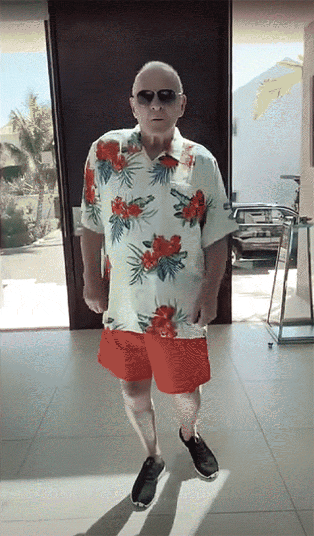 Hopkins baila en su casa tras haber recibido la vacuna para la COVID-19.