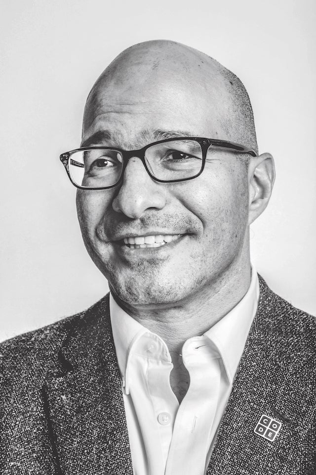 Nacido en Irán hace 49 años, Hadi Partovi se graduó en Harvard, se doctoró en Ciencias de la Computación y es un exitoso inversor tecnológico. En 2013 fundó Code.org, junto con su hermano gemelo. Tienen inmejorables contactos en Silicon Valley. |