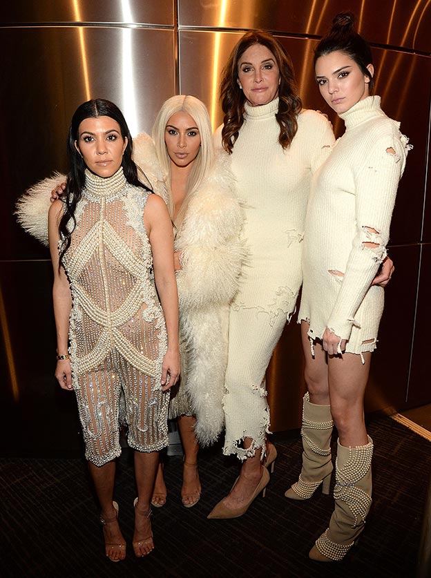 Caitlyn con su hija biológica, Kendall (a su derecha), y sus hijastras Kim (con abrigo de pelo) y Kourtney Kardashian (con traje de perlas y transparencias). Aunque Caitlyn Jenner lamenta que no se vean demasiado, tiene buen trato con todas.