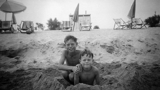 Chris cuenta que tuvieron una infancia feliz, llena de deportes —su padre era profesor de gimnasia— y de música. Pero —aclara— mientras él, siendo pequeño, enseguida montó un grupo con sus amigos, Mick debía de 'esconder' su pasión musical porque él nunca lo vio cantar de niño.