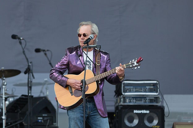 Chris no hace rock, sino lo que él define como «una onda más próxima a la world music, un poco más acústica, con elementos folk». Su público, obviamente, es mucho menos multitudinario que el de su hermano, pero no le faltan entusiastas seguidores.