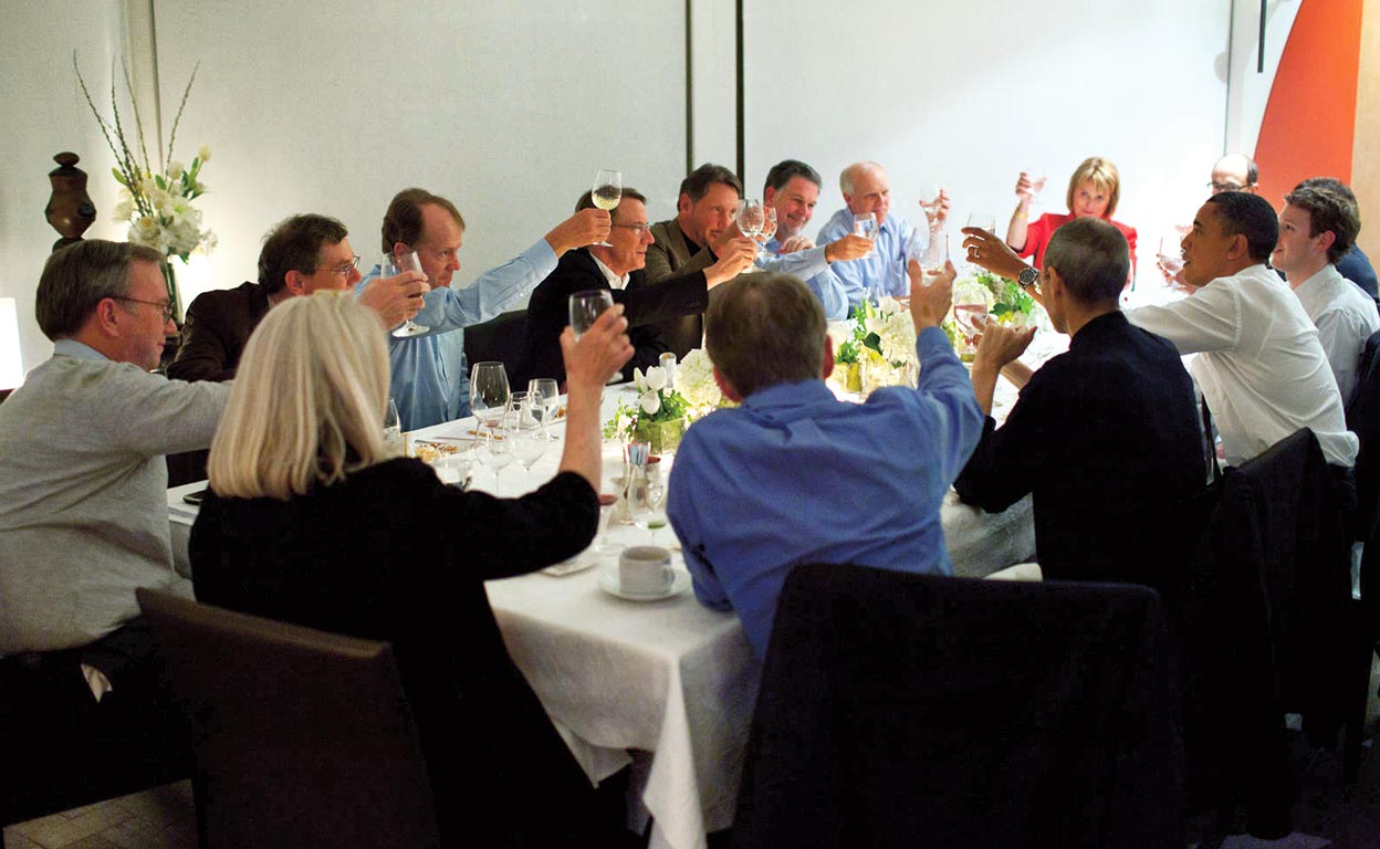 En febrero de 2011, el entonces presidente de Estados Unidos, Barack Obama, se reunió con los empresarios más relevantes de Internet, entre ellos Steve Jobs, de Apple (coordinador del encuentro y que fallecería meses después); Mark Zuckerberg, de Facebook; y Eric Schmidt, director ejecutivo de Google. John Hennessy (en la esquina de la mesa), entonces presidente de la Universidad de Stanford, era el único que no era empresario allí. Dice que un problema para construir buenos liderazgos es que «a la gente no le gusta decir la verdad, cuando la verdad es dura».