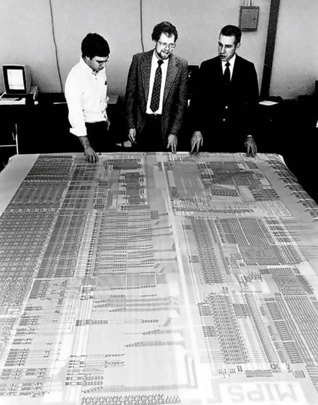 La ley de Moore llega a su fin. En términos informáticos es 'dramático'. Significa que el número de megabits por chip, y por lo tanto la eficacia del ordenador, que se duplicaba cada dos años, ahora lo hace cada siete. La energía es la clave. Hennessy (en la foto con dos colegas en 1984) habla ya de la era postsilicio. Pero, dice, no está tan cerca. Las otras opciones: los ordenadores cuánticos, de nanocarbono u orgánicos «están todavía en el terreno de los físicos, no han llegado a los ingenieros».