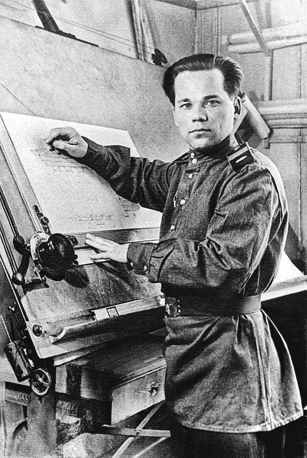 Mijaíl Kaláshnikov estudió en 1938 en la academia de tanquistas de Kiev. Allí diseñó accesorios para carros de combate. El AK-47 fue su único gran invento. No se hizo rico con él porque no lo patentó, pero recibió una buena pensión.