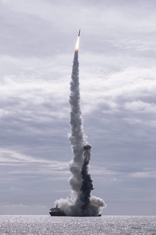 En 2021, China lanzó el cohete Long March 11 desde el mar Amarillo. «China -dice Stavridis-está invirtiendo no solo en ciberarmas, también en su programa espacial, en misiles supersónicos y en tecnología de camuflaje. Una inversión muy inteligente y focalizada».