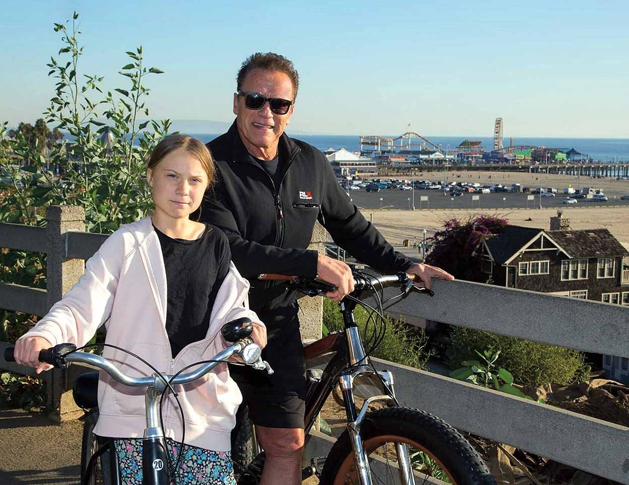 Schwarzenegger se refiere a Greta Thunberg como «una amiga y una de mis heroínas», para asombro de muchos de sus fans —de ambos—. El actor hasta ha paseado con ella en bicicleta. Eso sí, la suya es una fat bike de grandes neumáticos.