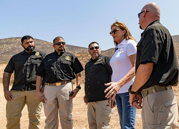 La candidata republicana visitó la frontera con México en el sur de California. Defiende que el estado «debe hacer lo necesario» para frenar el flujo de inmigrantes.