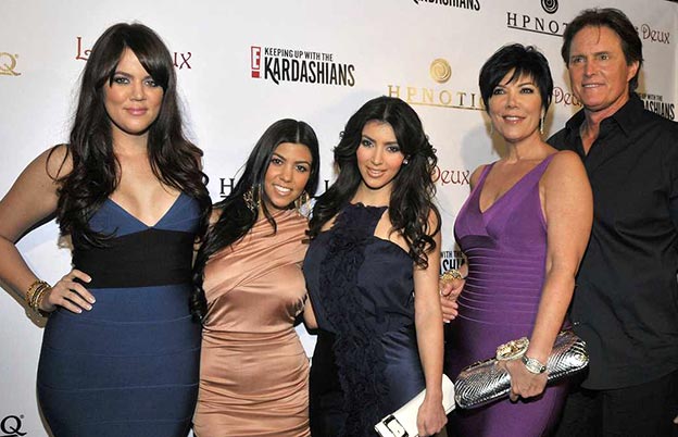 La carrera de las Kardashian la digirió, en un principio, la madre, Kris. Luego Kim logró relevancia por sí sola, en su reality con Paris Hilton. Y pronto crearía el suyo propio, con sus hermanas. Bruce, el padre, tenía un papel secundario.
