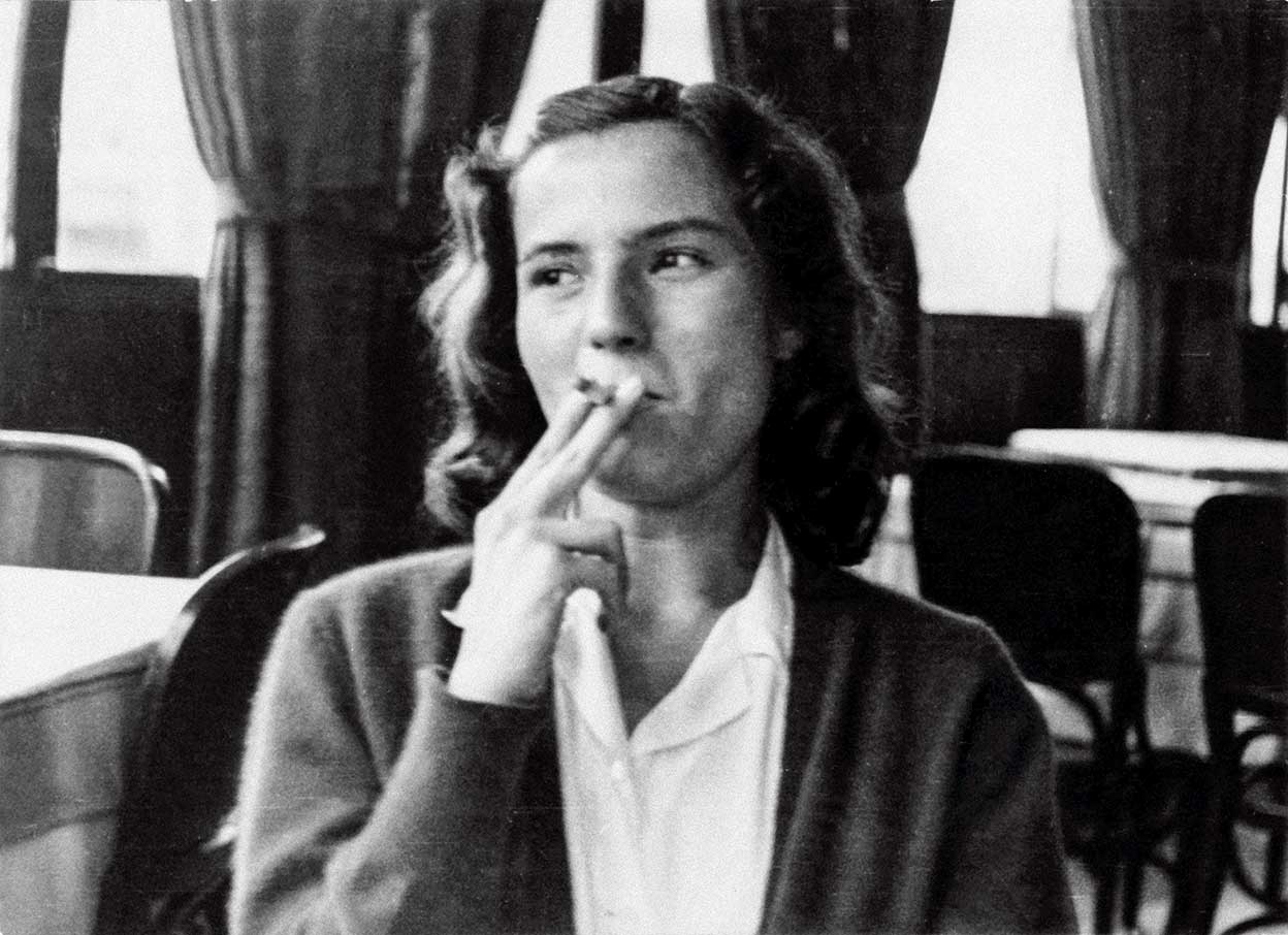 Carmen Laforet nació en Barcelona el 6 de septiembre de 1921. Su infancia transcurrió en Gran Canaria, debido al trabajo de su padre, arquitecto. Su madre murió siendo Carmen adolescente; su padre se volvió a casar, pero la relación con su madrastra fue mala. «Sufrió desde la infancia, con la orfandad, con las asechanzas de una 'madrastra de cuento', con la guerra...», cuenta su hijo.