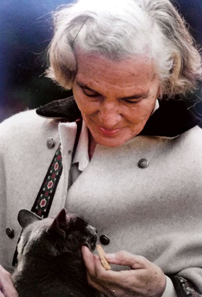 La labor de la escritora quedó truncada por lo que creían que era alzhéimer. Era otra enfermedad, pero la 'aisló' igual. «Hablaba con los perros y con los gatos, con toda eficacia y naturalidad. La conmovían los perros, pero admiraba a los gatos; yo creo que se consideraba gato, en aras de su sagrada independencia», dice Agustín.