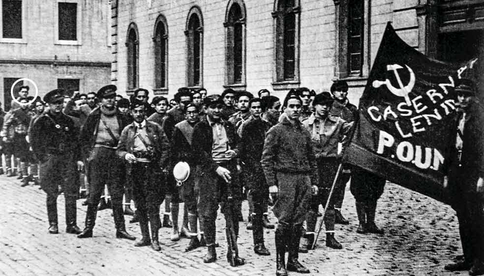 Se adscribió a las milicias del POUM. Lo enviaron al frente de Aragón. Orwell es el más alto de la fila de la derecha.