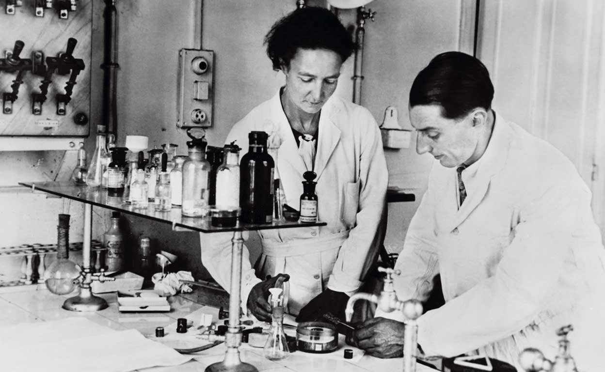 Irène Curie, hija de Marie, y su marido, Frèdèric Joliot, hicieron de todo para evitar que los nazis consiguieran materiales para fabricar la bomba.