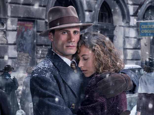 La novela Dime Quién Soy, de Julia Navarro, publicada hace una década, se convirtió en serie de televisión el año pasado, con Irene Escolar y Oriol Pla en los papeles protagonistas. La actriz elogió a la escritora en el proceso de adaptación: «Ha sido exigente, pero respetuosa».