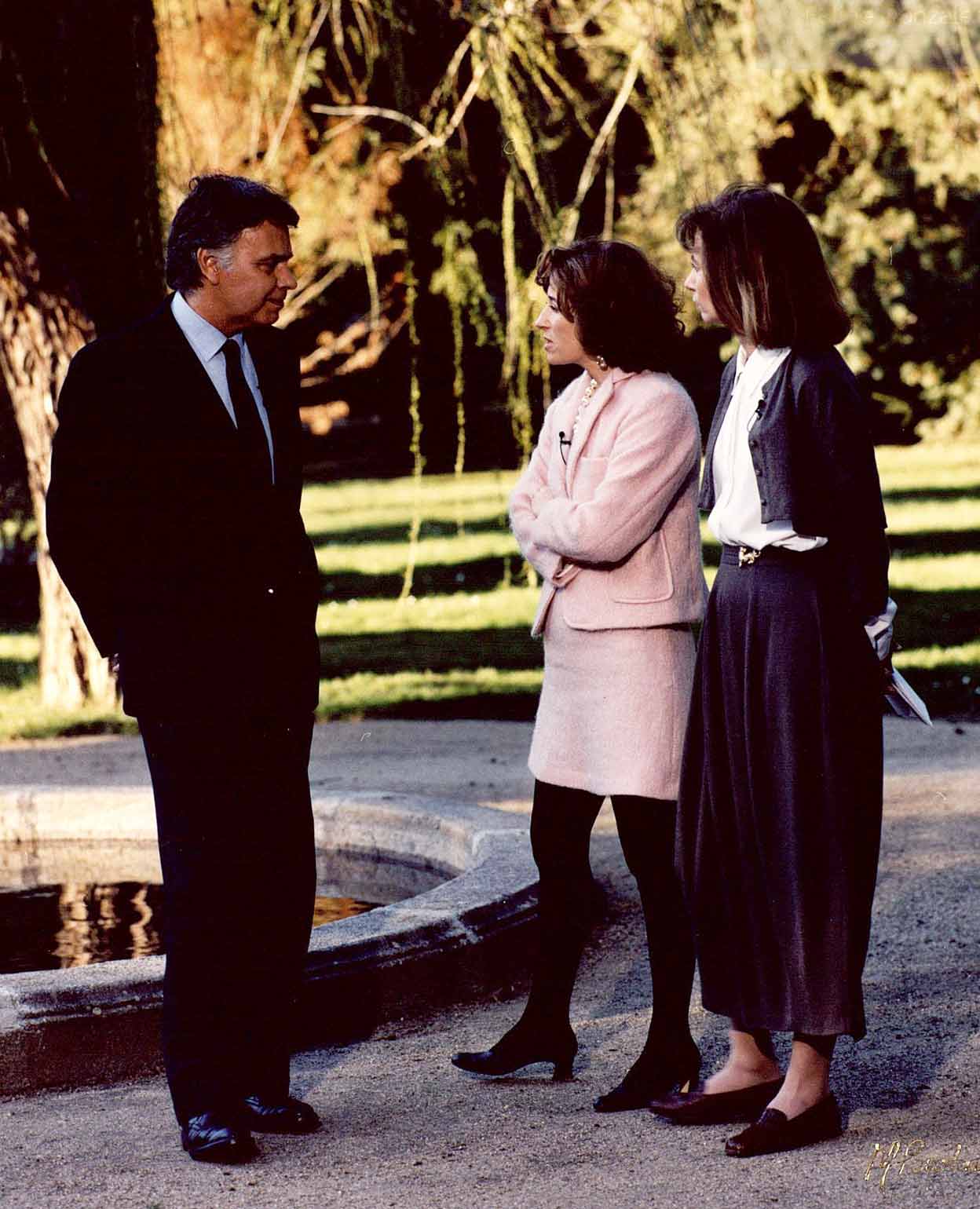 Julia Navarro se dedicó al periodismo durante 35 años. Pero en 2004 publicó su primera novela, La Hermandad de la Sábana Santa, y fue un éxito inmediato. Se convirtió en novelista. En la foto, con la también periodista Pilar Cernuda y el entonces presidente del Gobierno, Felipe González, durante la grabación de un programa para TVE.
