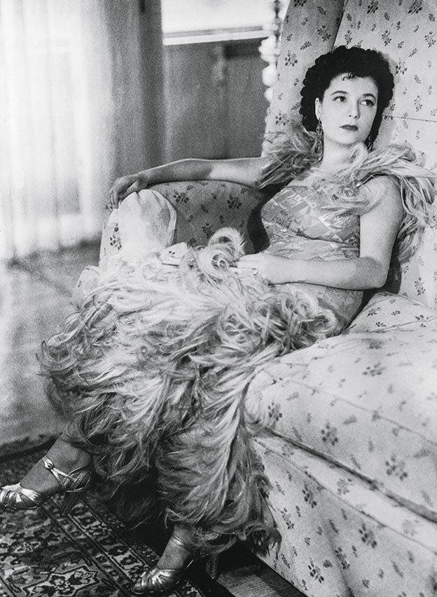 Clara Petacci, burguesa de familia fascista, fue arrinconando al resto de conquistas de Mussolini para convertirse en la principal de sus amantes. Comenzó su romance con el Duce a los 20 años y se empeñó en morir con él.