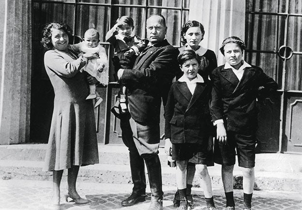 Benito Mussolini y su mujer, Rachele, con sus cinco hijos: Edda, Vittorio, Bruno, Romano (que se casó con la hermana de Sophia Loren) y Anna Maria.