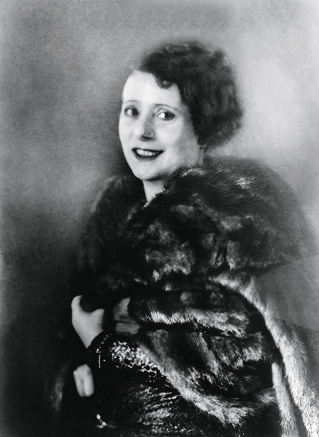 Margherita Sarfatti, cultísima, rica e intelectual, lo instruyó, le escribió discursos y le enseñó modales. Fue una de sus amantes más duraderas.