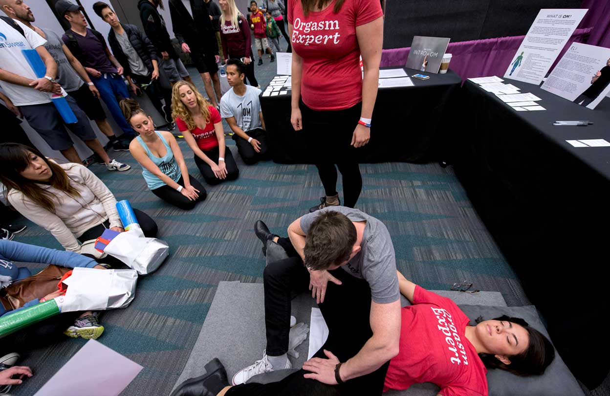 OneTaste impartía cursos, como el de la imagen en Los Ángeles en 2016, para explicar los beneficios del orgasmo femenino y cómo lograrlo de la manera más eficaz y satisfactoria. Pagaban tanto las clientas como los monitores.