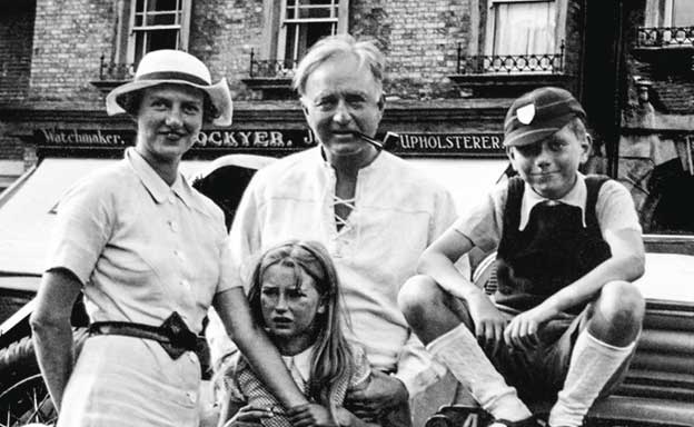 Cuando Peggy lo conoció, el artista Laurence Vail era el rey de la bohemia parisina. Se casaron y tuvieron dos hijos. Él le pegaba. Ella le pasó dinero hasta el final de su vida