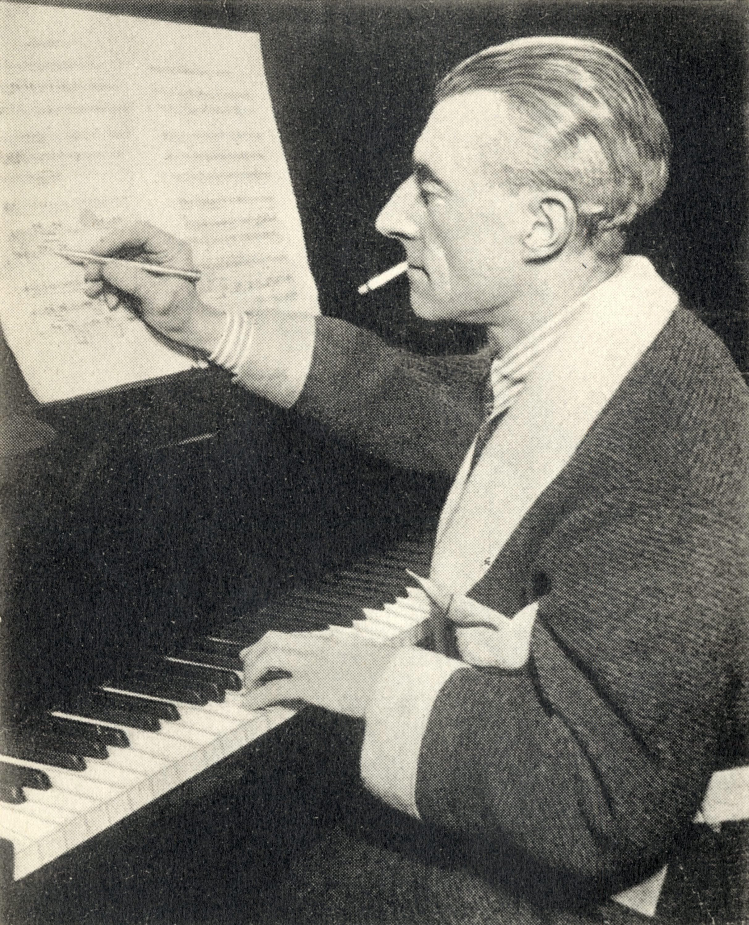 Así calificó a Ravel (1875-1937) su amigo Igor Stravinski para ponderar la perfección formal que cultivaba el compositor francés, que nunca renegó de su amor por los artificios y los mecanismos sofisticados. Ante algunas críticas, decía: «¿Acaso la gente no puede aceptar que yo sea 'artificial' por naturaleza?». El propio Bolero –pese a la sensualidad que los demás le atribuían a la pieza, para gran sorpresa de Ravel– no era a sus ojos más que un mero ejercicio de orquestación.
