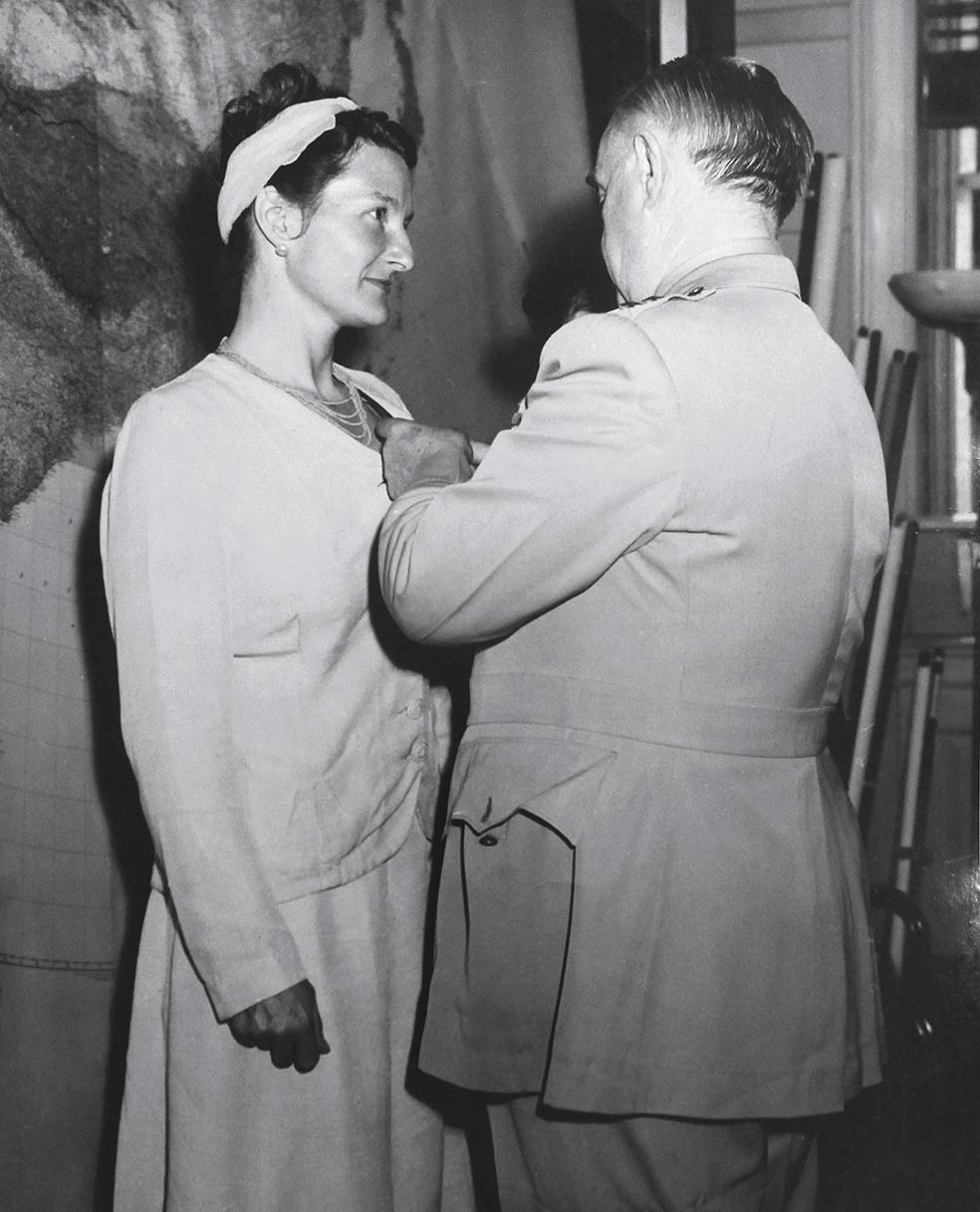 En 1945 fue la primera mujer civil de Estados Unidos condecorada por su heroísmo. También recibió medallas de Francia y Gran Bretaña. Cortesía de Lorena Catling y John Hall.