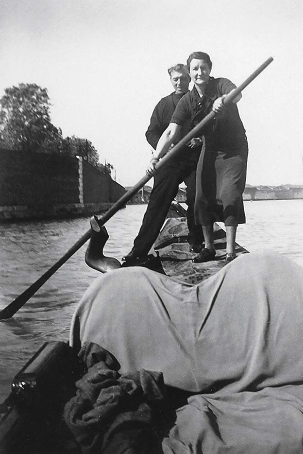 Antes de la Segunda Guerra Mundial trabajó en delegaciones diplomáticas de Estados Unidos en Polonia, Turquía e Italia. Aquí, en Venecia en la década de los años treinta.